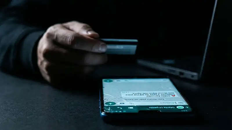 Celular com mensagem de golpe de empréstimo para negativado no WhatsApp e cartão de crédito